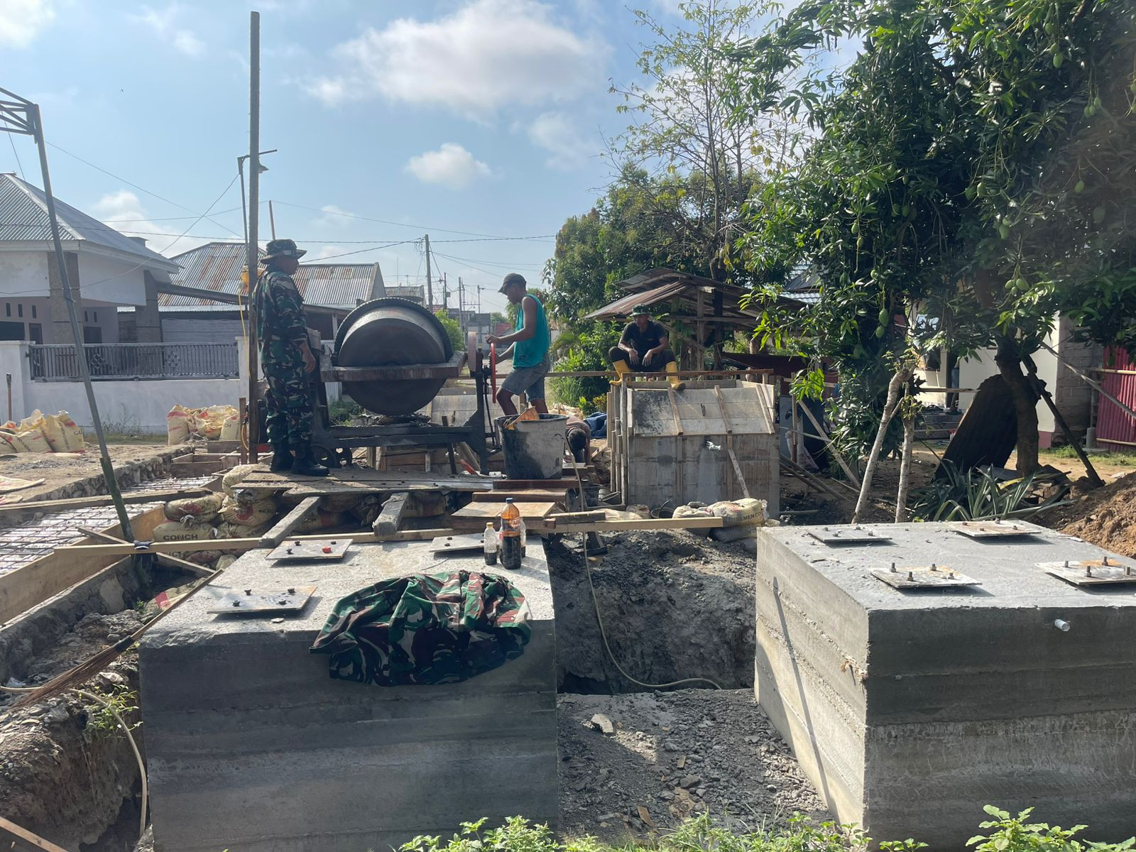 Babinsa Koramil 1315-02 Limboto Dampingi Dan Bantu Pekerja Jembatan Perintis Di Kelurahan Hutuo