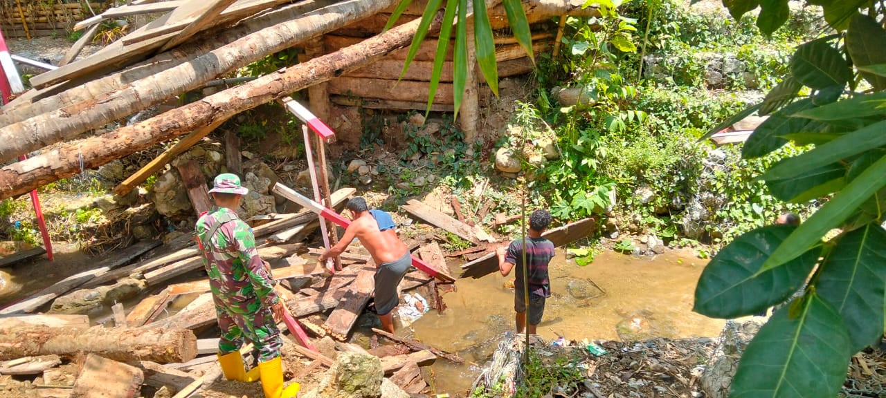 Babinsa Koramil 1315-01 Telaga Hadir Sebagai Pengawas Sekaligus Motivator Percepatan Pembangunan Jembatan Beton