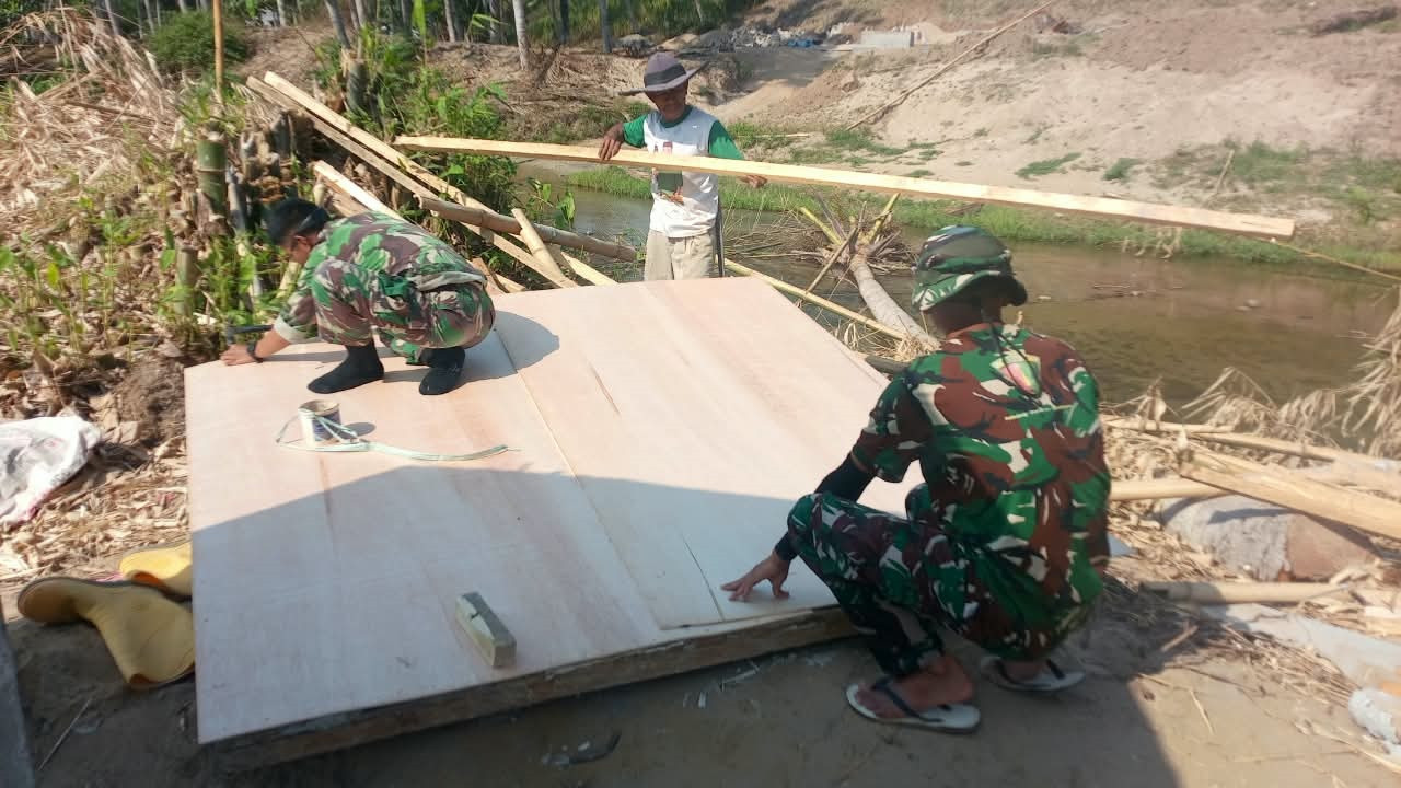 Personel Koramil 1315-05/Boliyohuto Bersama Pekerja Lanjutkan Pembangunan Pilon Jembatan Perintis Garuda Desa Bululi