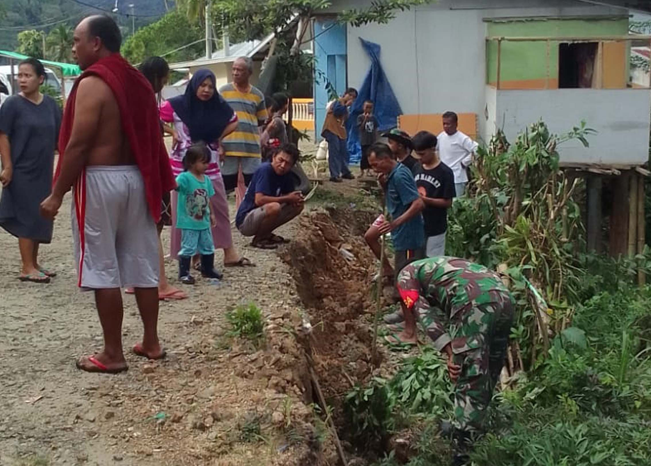 Babinsa Koramil 1315-01 Telaga Pantau Jalan Desa Retak Yang Rawan Dilalui Kendaraan Roda Dua Dan Empat