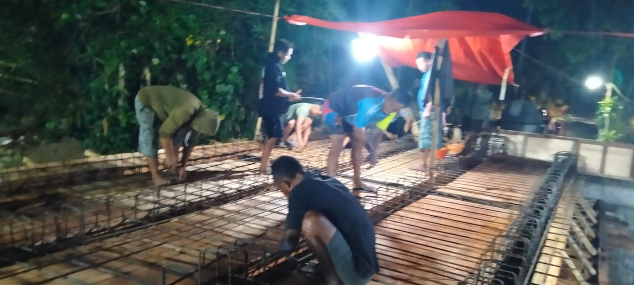 Koramil 1315-01/Telaga Bersama Pekerja Fokus Lembur Pembersihan Dan Pengikatan Besi Jembatan Garuda Ulapato B