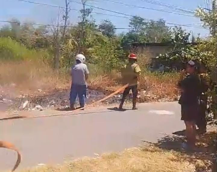 Personel Koramil 1315-01/Telaga Bergerak Cepat Bantu Padamkan Kebakaran Lapangan Sepak Bola Demi Keselamatan Warga Sekitar
