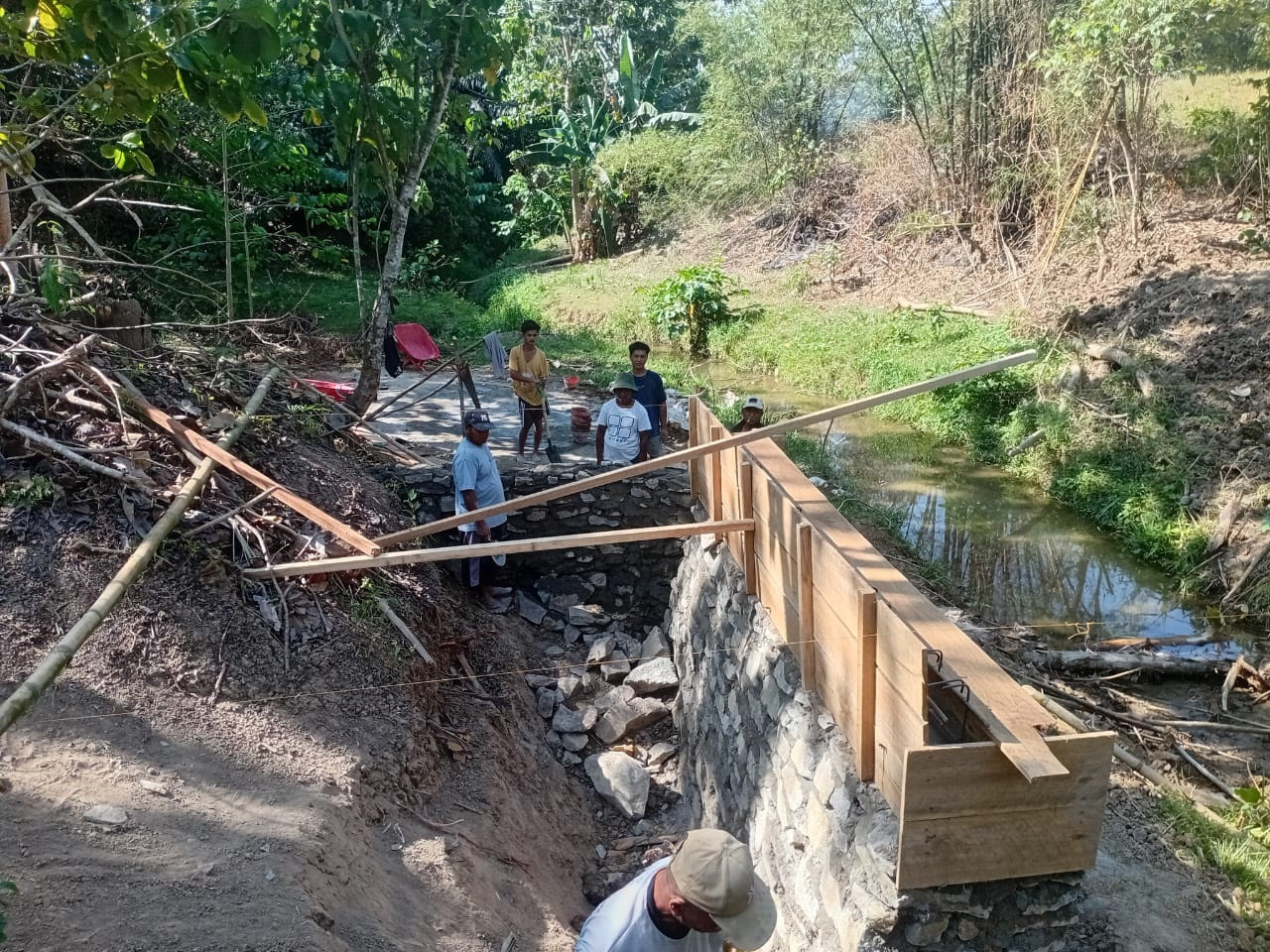 Pemasangan Batu Koporan Jembatan Garuda Terus Berjalan, Babinsa Boliyohuto Dampingi Pekerjaan Pondasi