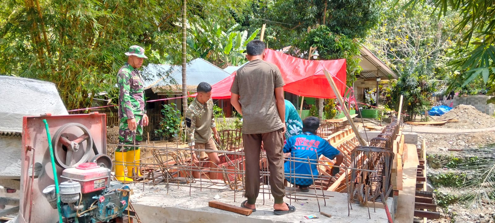 Pemantauan Intensif Koramil 1315-01 Telaga Pada Pembangunan Jembatan Garuda Di Ulapato B Masuk Tahap Gelagar Dan Pelat