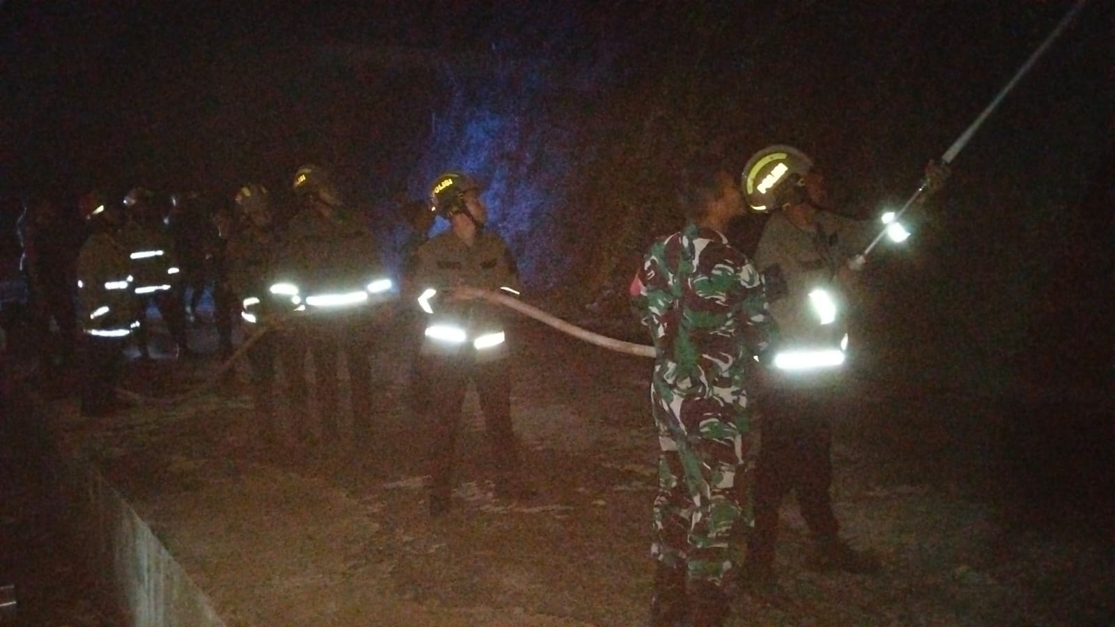 Kebakaran Lahan Desa Padengo, Koramil Limboto Bergerak Cepat Bersama Petugas Kendalikan Kobaran Api