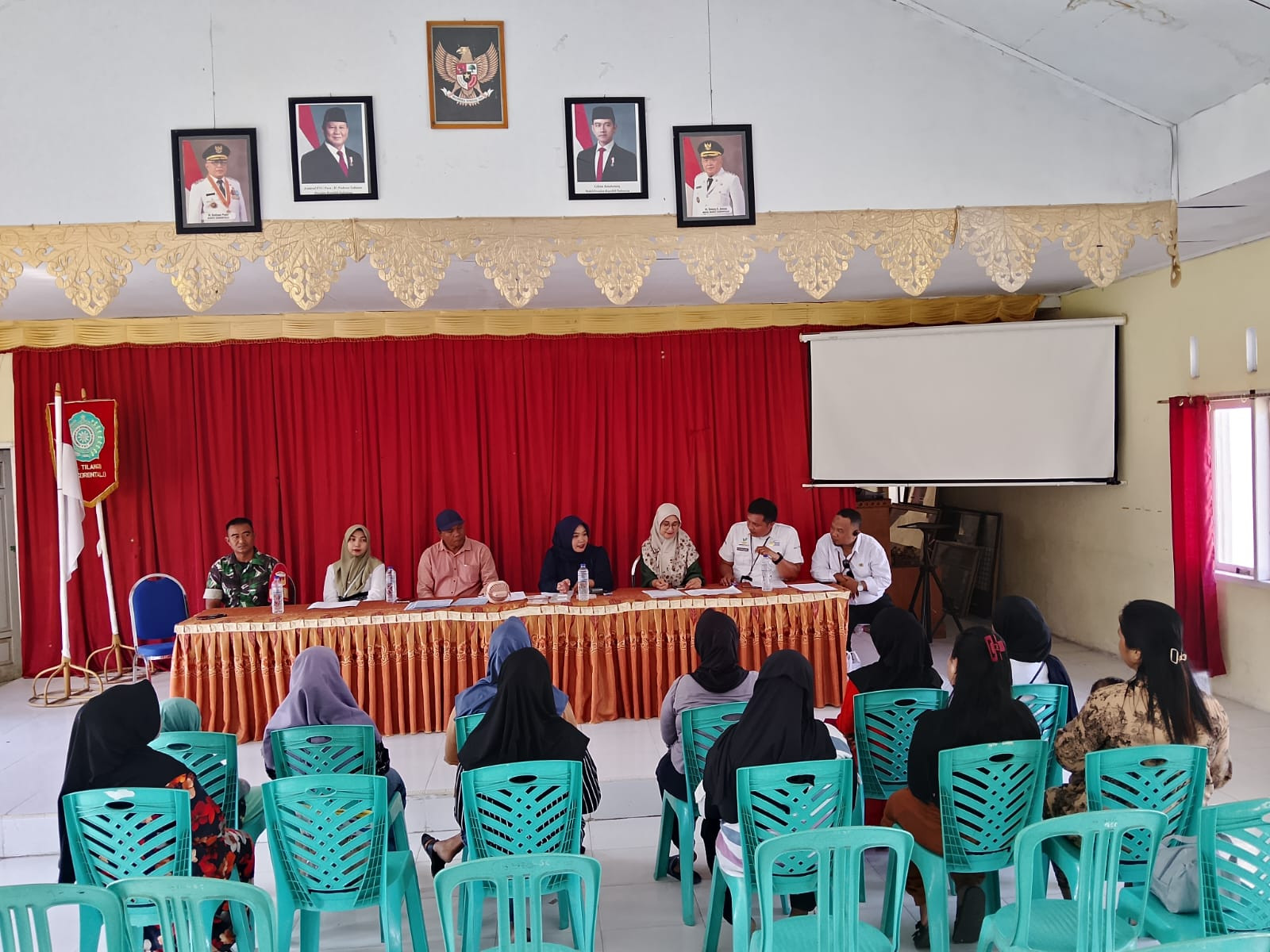 Babinsa Koramil 1315-01 Telaga Salurkan Buku Tabungan Dan ATM Bank BRI Untuk Warga Penerima Bantuan PKH Di Tilango