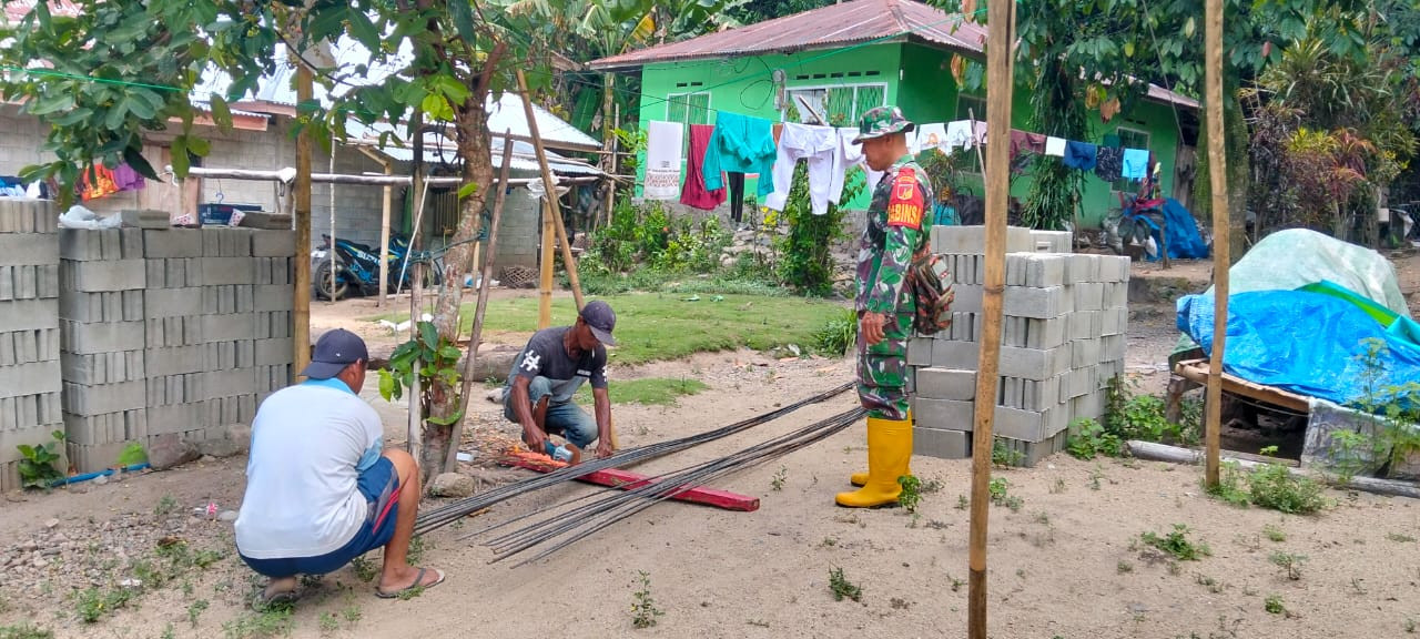Babinsa Jalil Konsisten Hadir Mengawal Pekerjaan Jembatan Demi Kelancaran Pembangunan Di Desa Ulapato B