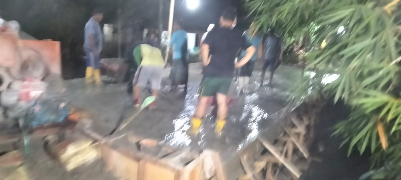 Demi Kesejahteraan Warga, Personel Koramil 1315-01/Telaga Bersama Masyarakat Ulapato B Laksanakan Lembur Pembangunan Jembatan