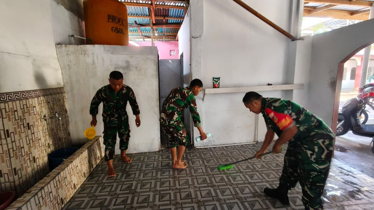Koramil Limboto Bersinergi Bersama Yonif 713/ST Dan Masyarakat Jaga Kebersihan Masjid Serta Gereja Hunggaluwa