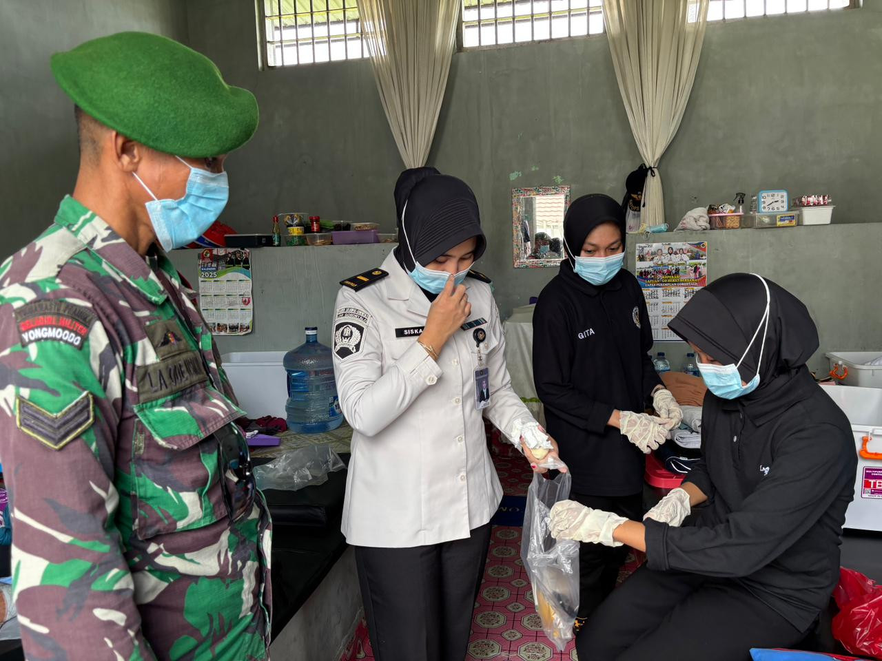 Babinsa Koramil 1315-02 Limboto Dampingi Pemeriksaan Rutin Blok Hunian Lapas Perempuan Gorontalo Demi Keamanan Lingkungan