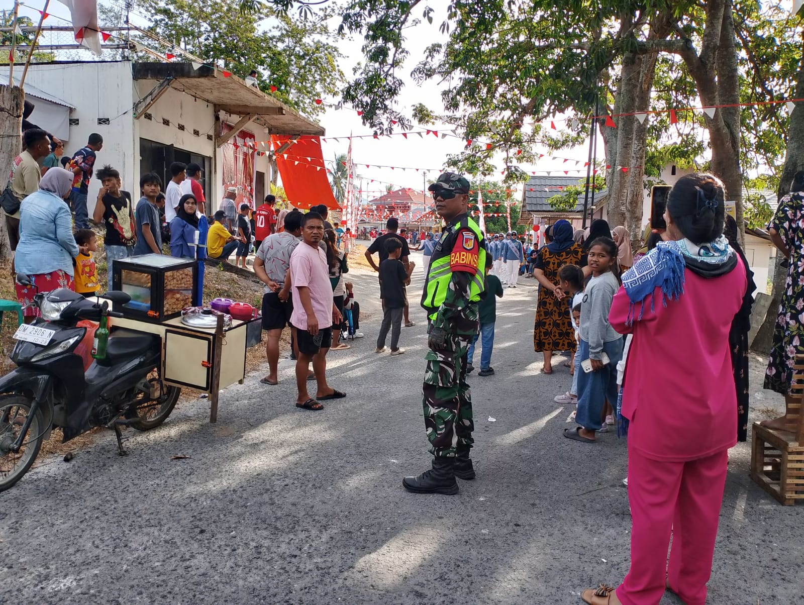Anggota Koramil 1315-03 Tabongo Amankan Gerak Jalan Pelajar Dan Masyarakat Meriahkan HUT Kemerdekaan RI Ke-81