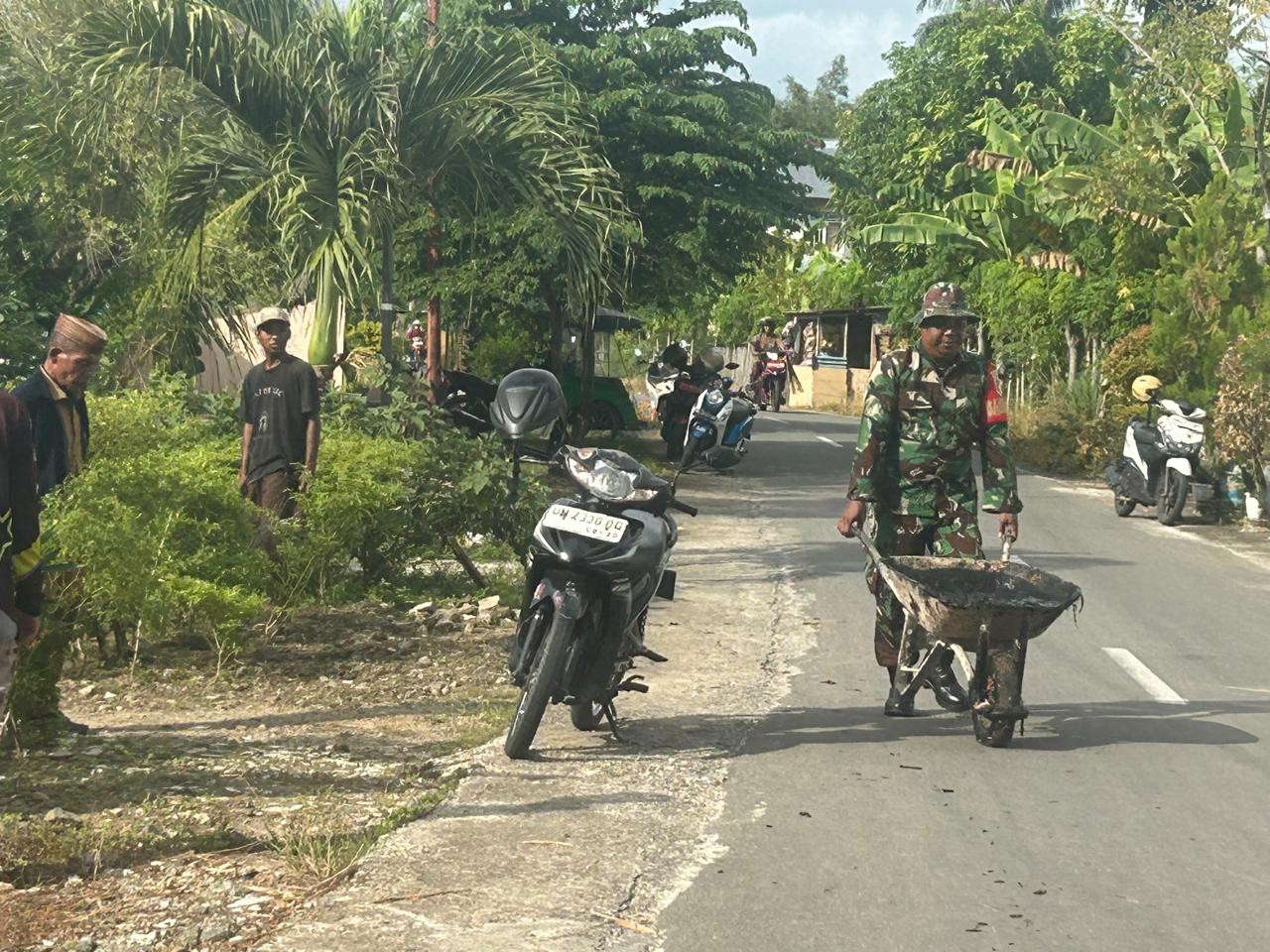 Babinsa Koramil 1315-02 Limboto Laksanakan Kerja Bakti Pemberantasan Sarang Nyamuk Untuk Putus Siklus Hidup Nyamuk