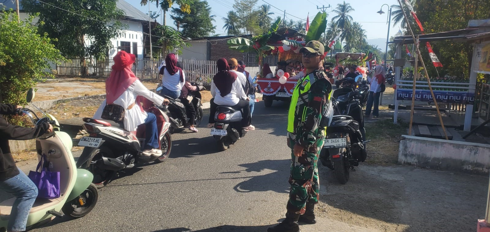 Personel Koramil 1315-03/Tabongo Amankan Karnaval Anak-Anak PAUD Meriahkan HUT ke-81 Kemerdekaan Republik Indonesia