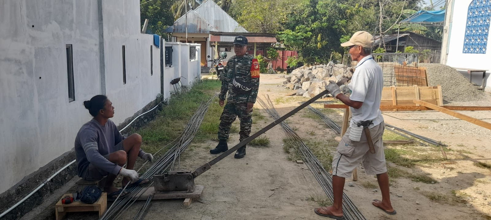Pengawasan Babinsa Koramil Limboto Dukung Kelancaran Pembangunan Jembatan Hutuo