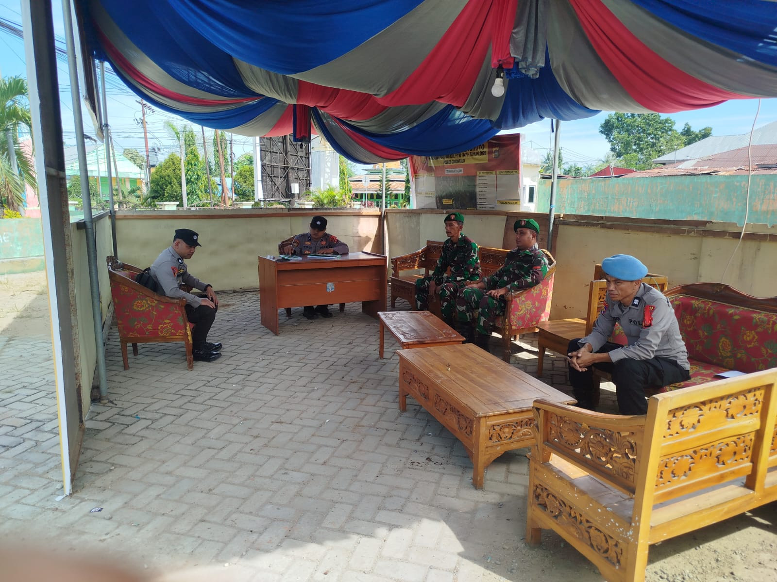 Harmoni Dua Personel Koramil 1315-05 Boliyohuto Dalam Pengamanan Hari Kedua Lebaran Idulfitri 1447 H