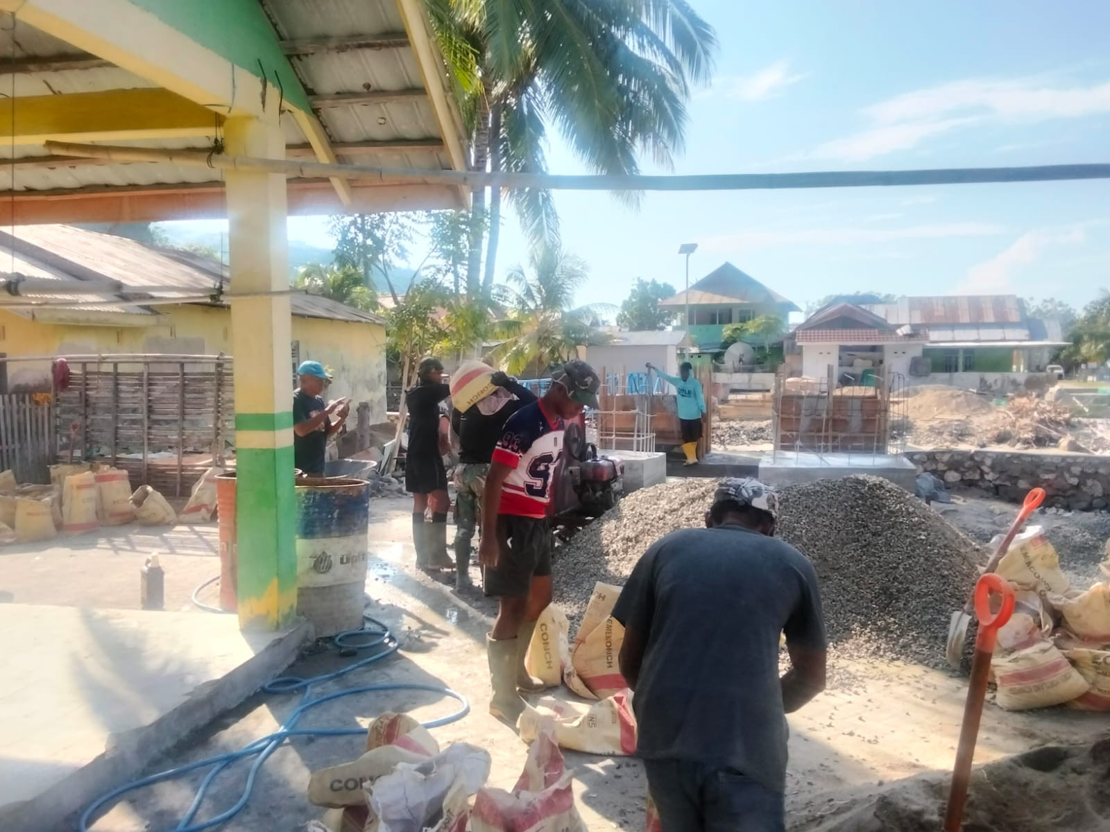 Babinsa Aktif Dampingi Pembangunan Jembatan Gantung Perintis Biluhu Timur Hingga Tahap Pengecoran Dudukan Tiang Barat