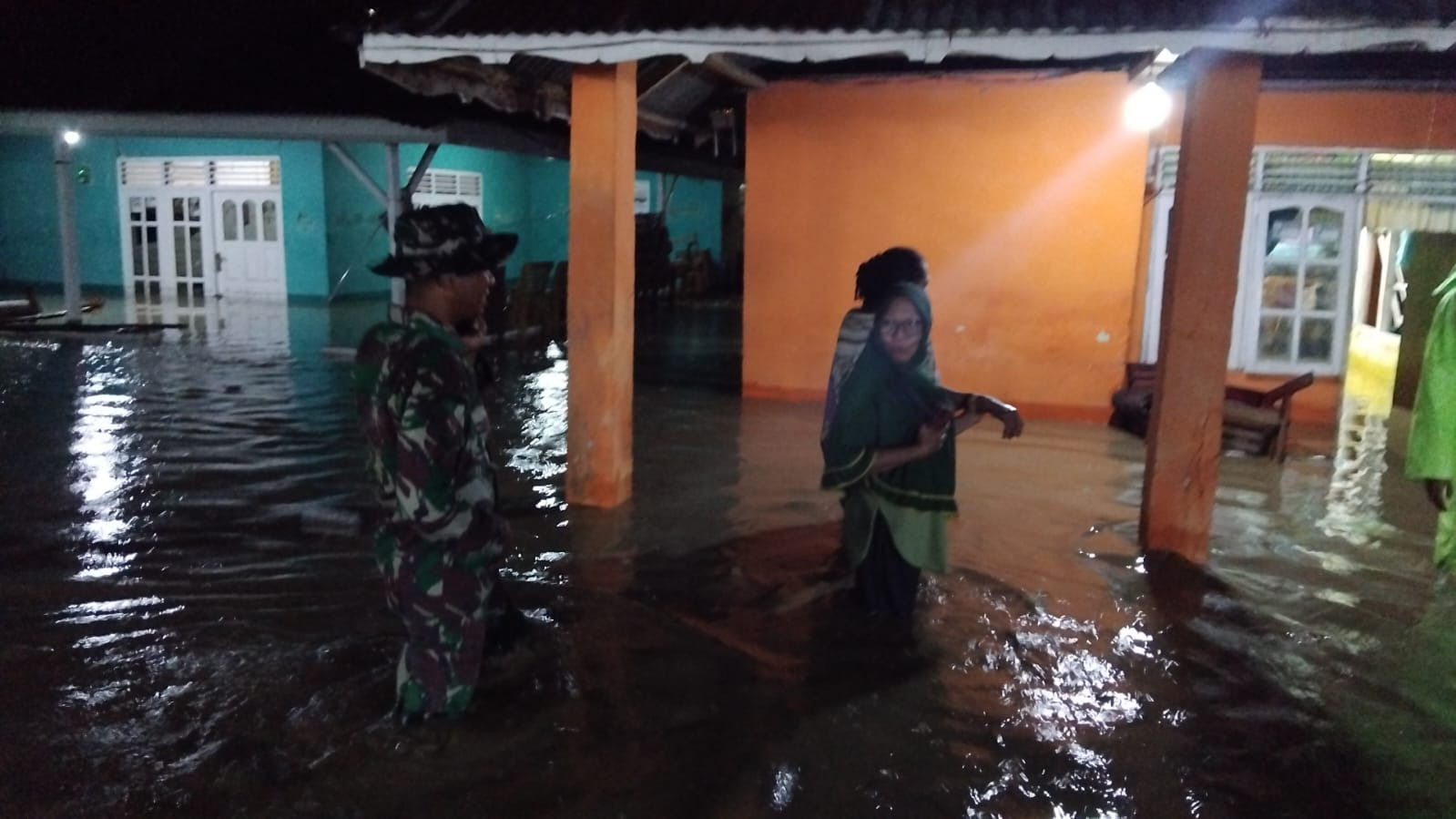 Babinsa Koramil 1315-02 Limboto Tinjau Dan Salurkan Bantuan Untuk Warga Kelurahan Tenilo Terdampak Banjir