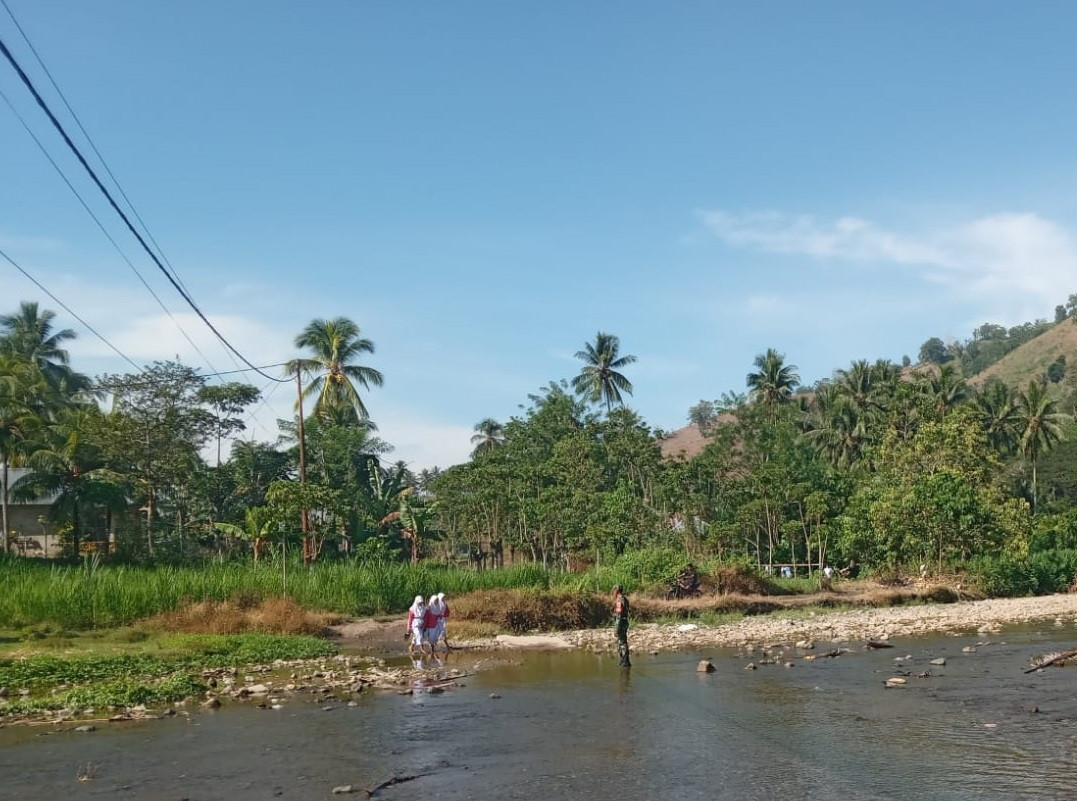 Babinsa Koramil Limboto Tinjau Lokasi Usulan Pembangunan Jembatan Gantung di Kelurahan Polohungo Kecamatan Limboto