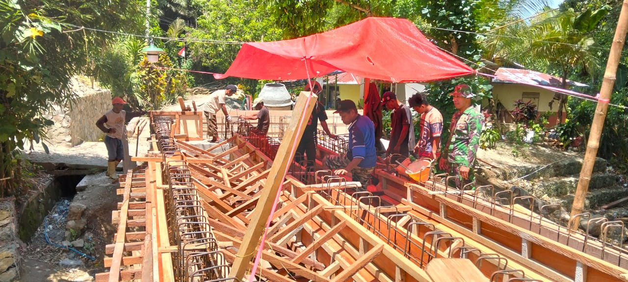 Personel Koramil 1315-01 Telaga Aktif Dampingi Dan Pantau Pembangunan Jembatan Garuda Di Desa Ulapato B Hingga Tahap Gelagar
