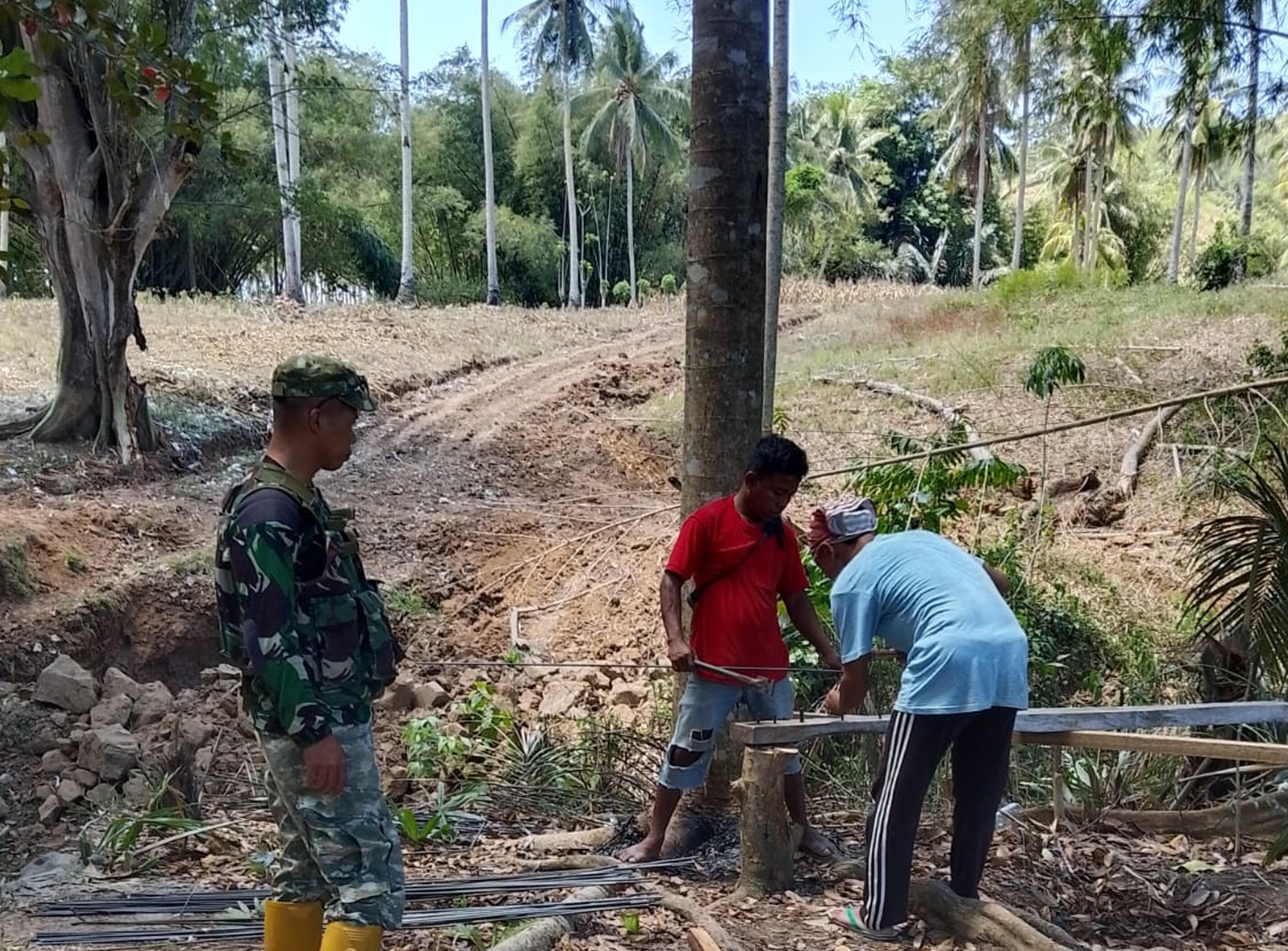 Pembangunan Jembatan Garuda Di Desa Iloheluma Terus Berjalan, Babinsa Koramil 1315-05/Boliyohuto Aktif Mendampingi Pekerjaan Konstruksi