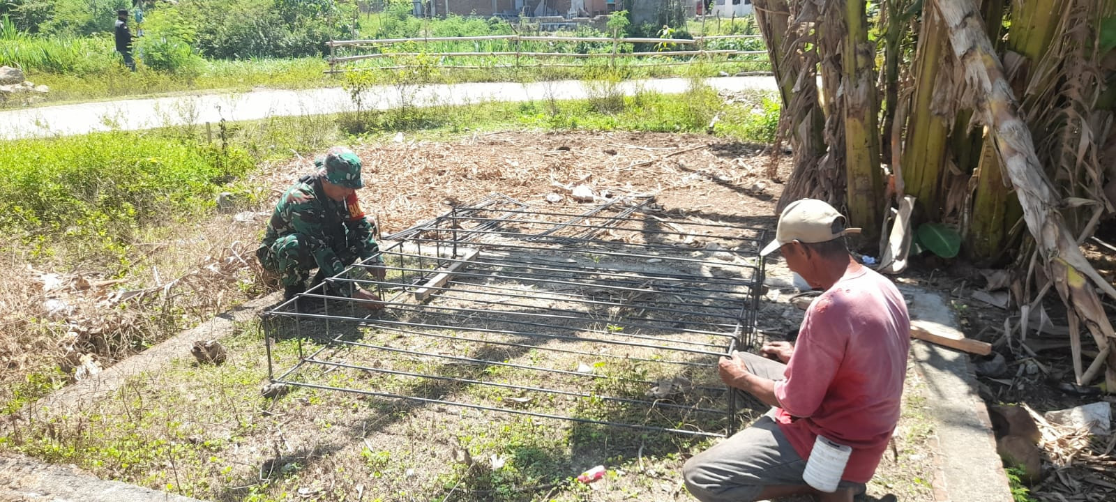 Babinsa Koramil 1315-02 Limboto Kawal Pengerjaan Jembatan Gantung Capai Dua Persen Tahap Pengukuran Dan Perakitan Besi