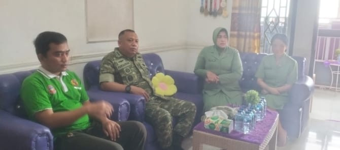 Anggota Korem 133 Nani Wartabone Sakit Stroke Terima Bantuan Sosial Pada Peringatan HUT Kodam