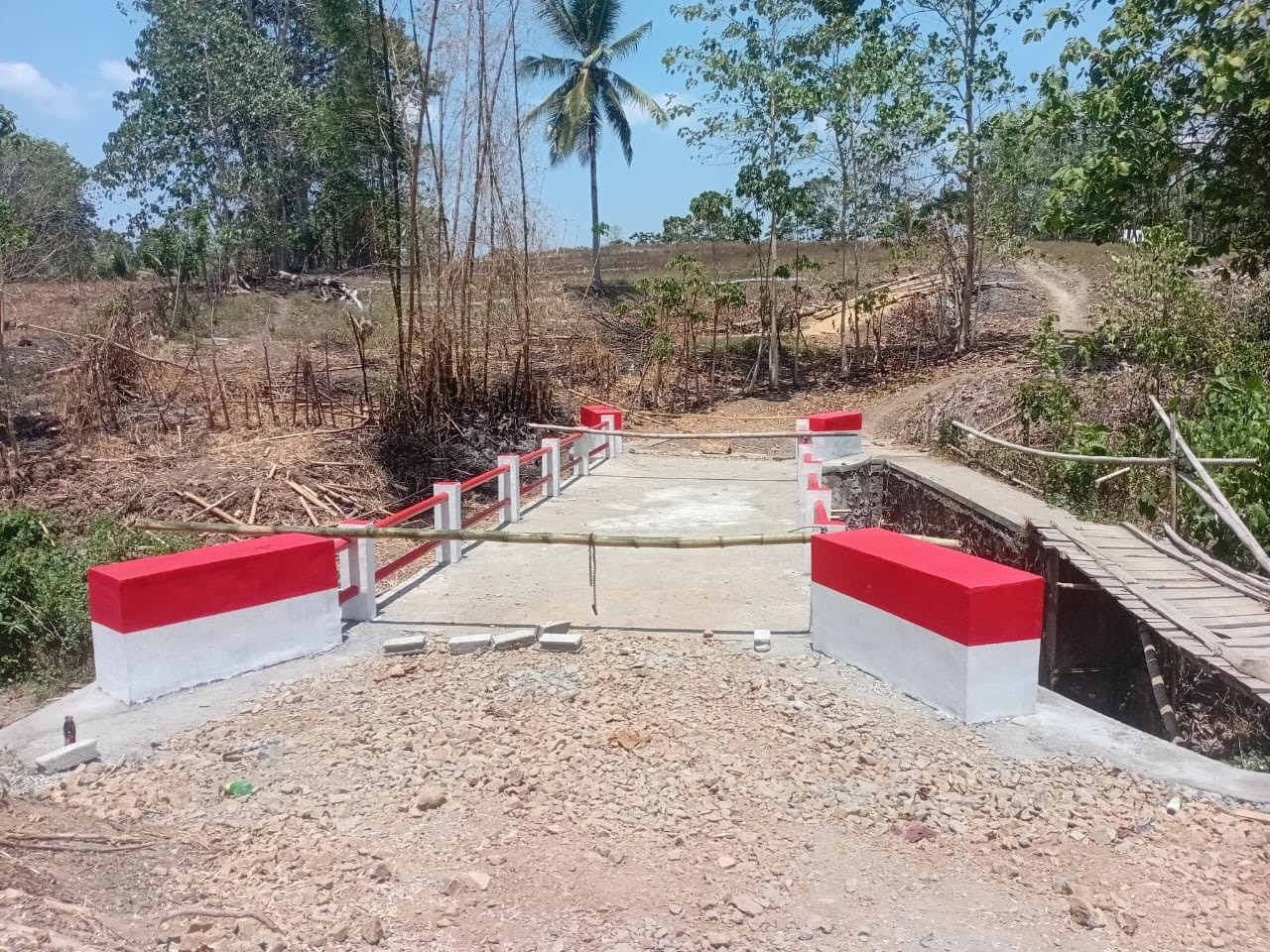Personel Koramil 1315-05/Boliyohuto Rampungkan Pembersihan Akhir Area Jembatan Garuda Desa Sidomukti